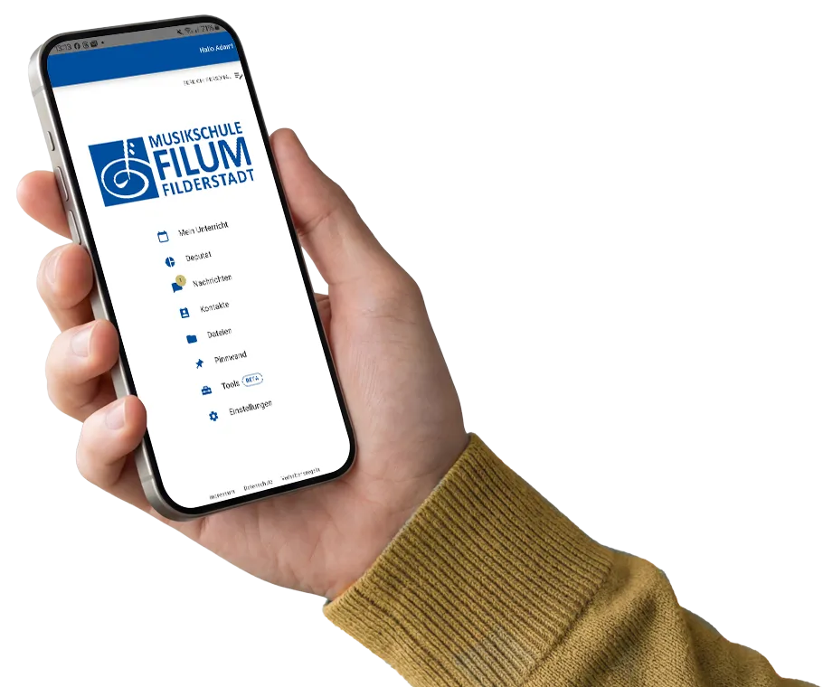 Hand hält Smartphone mit App-Startbildschirm